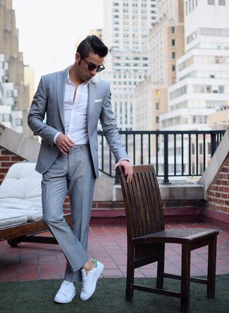 30 Jährige: Weiße und grüne niedrige Sneakers kombinieren – 164 Herren Outfits: Paaren Sie einen grauen Anzug mit einem weißen Langarmhemd für eine klassischen und verfeinerte Silhouette. Fühlen Sie sich ideenreich? Vervollständigen Sie Ihr Outfit mit weißen und grünen niedrigen Sneakers.