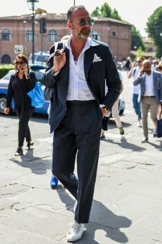 50 Jährige: Welche niedrige Sneakers mit dunkelblauen Anzuges zu tragen – 16 Herren Outfits: Tragen Sie einen dunkelblauen Anzug und ein weißes Langarmhemd, um vor Klasse und Perfektion zu strotzen. Fühlen Sie sich ideenreich? Wählen Sie niedrige Sneakers.