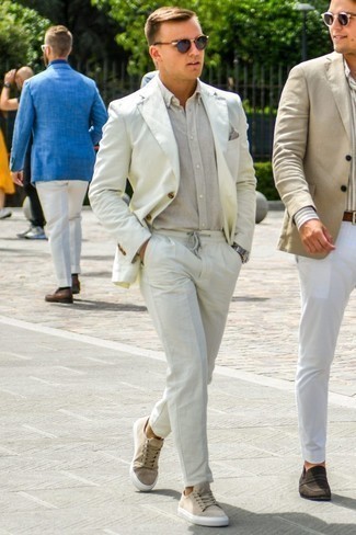 Hellbeige Einstecktuch kombinieren – 2 Smart-Casual Herren Outfits heiß Wetter: Entscheiden Sie sich für einen weißen Leinen Anzug und ein hellbeige Einstecktuch für einen bequemen Alltags-Look. Dieses Outfit passt hervorragend zusammen mit hellbeige Segeltuch niedrigen Sneakers.