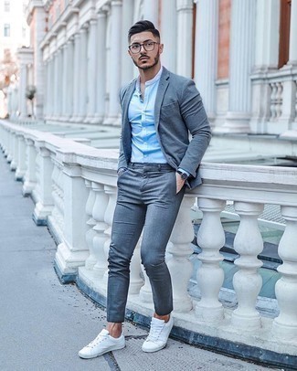 Dunkelgrauen Anzug kombinieren – 500+ Smart-Casual Herren Outfits: Tragen Sie einen dunkelgrauen Anzug und ein hellblaues Langarmhemd, um vor Klasse und Perfektion zu strotzen. Fühlen Sie sich mutig? Vervollständigen Sie Ihr Outfit mit weißen Segeltuch niedrigen Sneakers.