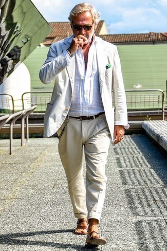 Grünes Einstecktuch kombinieren – 3 Casual Sommer Herren Outfits: Kombinieren Sie einen hellbeige Anzug mit einem grünen Einstecktuch für ein großartiges Wochenend-Outfit. Fühlen Sie sich ideenreich? Komplettieren Sie Ihr Outfit mit braunen Ledersandalen. Was für eine geniale Sommer-Outfit Idee!