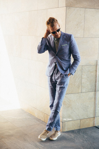 30 Jährige: Dunkelblauen Anzug kombinieren – 371 Smart-Casual Herren Outfits: Kombinieren Sie einen dunkelblauen Anzug mit einem olivgrünen Langarmhemd, um vor Klasse und Perfektion zu strotzen. Suchen Sie nach leichtem Schuhwerk? Entscheiden Sie sich für beige Slip-On Sneakers für den Tag.