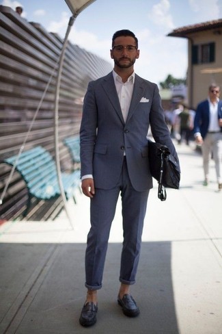Wie Langarmhemd mit Anzuges zu kombinieren – 176 Smart-Casual Herren Outfits warm Wetter: Geben Sie den bestmöglichen Look ab in einem Anzug und einem Langarmhemd. Vervollständigen Sie Ihr Look mit schwarzen Leder Slippern.