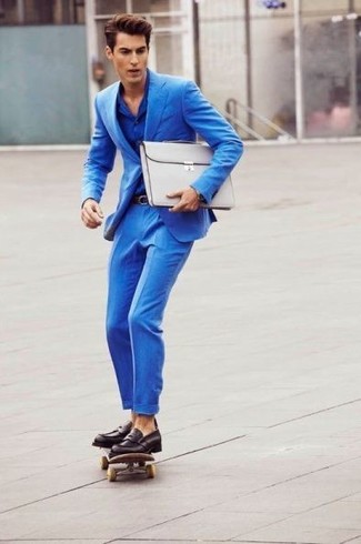 30 Jährige: Wie Anzug mit Langarmhemdes zu kombinieren – 143 Smart-Casual Herren Outfits: Kombinieren Sie einen Anzug mit einem Langarmhemd für eine klassischen und verfeinerte Silhouette. Dunkelbraune Leder Slipper sind eine perfekte Wahl, um dieses Outfit zu vervollständigen.