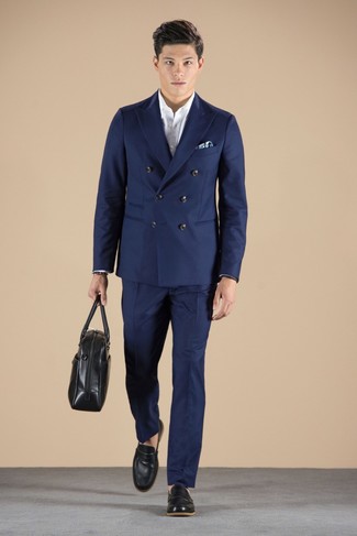 30 Jährige: Blaues bedrucktes Einstecktuch kombinieren – 380 Herren Outfits warm Wetter: Tragen Sie einen dunkelblauen Anzug und ein blaues bedrucktes Einstecktuch für ein bequemes Outfit, das außerdem gut zusammen passt. Entscheiden Sie sich für schwarzen Leder Slipper, um Ihr Modebewusstsein zu zeigen.