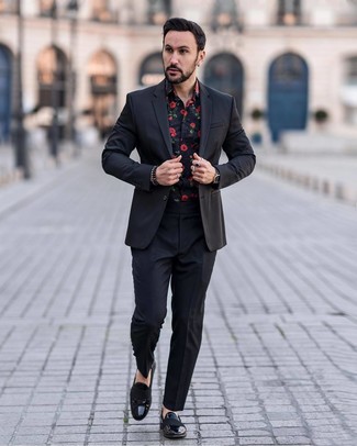 Schwarzes Armband kombinieren – 109 Elegante Herren Outfits: Kombinieren Sie einen schwarzen Anzug mit einem schwarzen Armband, um mühelos alles zu meistern, was auch immer der Tag bringen mag. Fühlen Sie sich ideenreich? Komplettieren Sie Ihr Outfit mit schwarzen Leder Slippern.