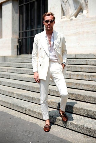 Wie weißes Langarmhemd mit brauner Leder Slipper zu kombinieren – 15 Elegante Herren Outfits: Kombinieren Sie ein weißes Langarmhemd mit einem weißen Anzug für eine klassischen und verfeinerte Silhouette. Braune Leder Slipper sind eine perfekte Wahl, um dieses Outfit zu vervollständigen.