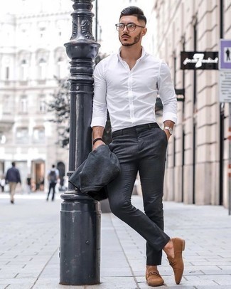 Hellbeige Slipper kombinieren – 500+ Herren Outfits: Kombinieren Sie einen dunkelgrauen Anzug mit einem weißen Langarmhemd, um vor Klasse und Perfektion zu strotzen. Hellbeige Slipper sind eine ideale Wahl, um dieses Outfit zu vervollständigen.