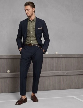 Dunkeltürkises Langarmhemd kombinieren – 626+ Herren Outfits: Kombinieren Sie ein dunkeltürkises Langarmhemd mit einem dunkelblauen Anzug für eine klassischen und verfeinerte Silhouette. Braune Leder Slipper mit Fransen sind eine gute Wahl, um dieses Outfit zu vervollständigen.