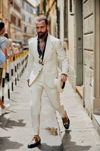 Dunkelblaues und weißes Hemd kombinieren – 500+ Elegante Herren Outfits warm Wetter: Kombinieren Sie ein dunkelblaues und weißes Hemd mit einem weißen Anzug für einen stilvollen, eleganten Look. Wählen Sie dunkelblauen Leder Slipper mit Fransen, um Ihr Modebewusstsein zu zeigen.