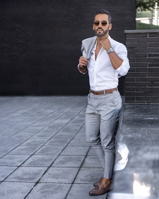 Rotbraune Leder Slipper mit Quasten kombinieren – 500+ Herren Outfits: Kombinieren Sie einen grauen Anzug mit einem weißen Langarmhemd, um vor Klasse und Perfektion zu strotzen. Rotbraune Leder Slipper mit Quasten sind eine perfekte Wahl, um dieses Outfit zu vervollständigen.
