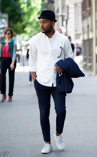 Schwarzen Wollhut kombinieren – 344 Herren Outfits: Die Vielseitigkeit von einem dunkelblauen Anzug und einem schwarzen Wollhut machen sie zu einer lohnenswerten Investition. Dieses Outfit passt hervorragend zusammen mit weißen niedrigen Sneakers.