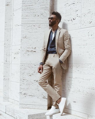 Hellbeige Anzug kombinieren – 215 Smart-Casual Herren Outfits: Paaren Sie einen hellbeige Anzug mit einem dunkelblauen Chambray Langarmhemd, um vor Klasse und Perfektion zu strotzen. Suchen Sie nach leichtem Schuhwerk? Komplettieren Sie Ihr Outfit mit weißen Segeltuch niedrigen Sneakers für den Tag.
