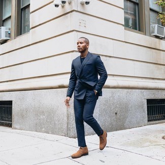 Braune Chukka-Stiefel aus Wildleder kombinieren – 500+ Smart-Casual Herren Outfits: Kombinieren Sie einen dunkelblauen Anzug mit einem dunkelblauen Langarmshirt, wenn Sie einen gepflegten und stylischen Look wollen. Wenn Sie nicht durch und durch formal auftreten möchten, wählen Sie braunen Chukka-Stiefel aus Wildleder.