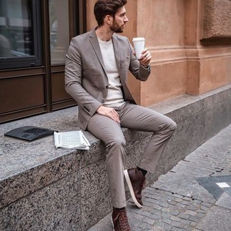 Dunkelrote hohe Sneakers aus Leder kombinieren – 30 Herren Outfits: Vereinigen Sie einen grauen Anzug mit einem weißen Langarmshirt, um einen modischen Freizeitlook zu kreieren. Wenn Sie nicht durch und durch formal auftreten möchten, ergänzen Sie Ihr Outfit mit dunkelroten hohen Sneakers aus Leder.