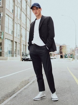 Schwarzen Anzug kombinieren – 224 Smart-Casual Herren Outfits: Kombinieren Sie einen schwarzen Anzug mit einem weißen Langarmshirt, um einen modischen Freizeitlook zu kreieren. Fühlen Sie sich ideenreich? Wählen Sie weißen hohe Sneakers aus Segeltuch.