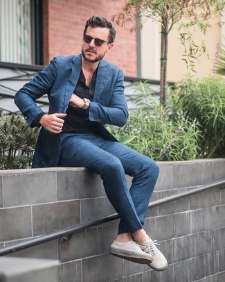 Hellbeige Segeltuch niedrige Sneakers kombinieren – 99 Smart-Casual Herren Outfits: Paaren Sie einen blauen Anzug mit einem schwarzen Langarmshirt mit einer Knopfleiste für Drinks nach der Arbeit. Fühlen Sie sich ideenreich? Wählen Sie hellbeige Segeltuch niedrige Sneakers.