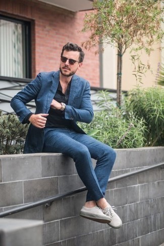 30 Jährige: Schwarzes Langarmshirt mit einer Knopfleiste kombinieren – 17 Herren Outfits warm Wetter: Kombinieren Sie ein schwarzes Langarmshirt mit einer Knopfleiste mit einem blauen Anzug, um einen eleganten, aber nicht zu festlichen Look zu kreieren. Wenn Sie nicht durch und durch formal auftreten möchten, wählen Sie weißen Segeltuch niedrige Sneakers.