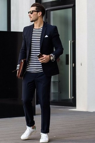 Braune Clutch Handtasche kombinieren – 119 Smart-Casual Herren Outfits: Vereinigen Sie einen dunkelblauen Anzug mit einer braunen Clutch Handtasche, um einen lockeren, aber dennoch stylischen Look zu erhalten. Dieses Outfit passt hervorragend zusammen mit weißen Leder niedrigen Sneakers.