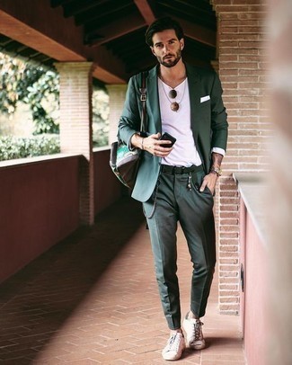 Segeltuch niedrige Sneakers kombinieren – 500+ Smart-Casual Sommer Herren Outfits: Kombinieren Sie einen dunkelgrünen Anzug mit einem weißen Langarmshirt, um einen eleganten, aber nicht zu festlichen Look zu kreieren. Wenn Sie nicht durch und durch formal auftreten möchten, vervollständigen Sie Ihr Outfit mit Segeltuch niedrigen Sneakers. Der Look ist ja mega und passt super zum Sommer.
