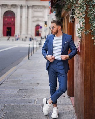 Anzug kombinieren – 500+ Smart-Casual Sommer Herren Outfits: Kombinieren Sie einen Anzug mit einem weißen und blauen horizontal gestreiften Langarmshirt für Ihren Bürojob. Wenn Sie nicht durch und durch formal auftreten möchten, wählen Sie weißen und schwarzen Leder niedrige Sneakers. Schon haben wir ein stylischer Look im Sommer.