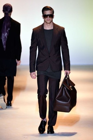 Braune Leder Sporttasche kombinieren – 154 Herren Outfits: Kombinieren Sie einen schwarzen Anzug mit einer braunen Leder Sporttasche für ein sonntägliches Mittagessen mit Freunden. Fühlen Sie sich mutig? Vervollständigen Sie Ihr Outfit mit schwarzen Leder Oxford Schuhen.