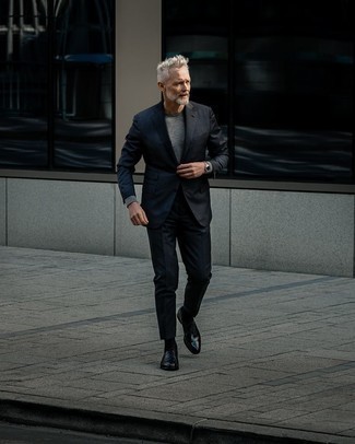 Wie Oxford Schuhe mit Langarmshirt zu kombinieren – 17 Herren Outfits: Tragen Sie ein Langarmshirt und einen dunkelblauen Anzug für Ihren Bürojob. Schalten Sie Ihren Kleidungsbestienmodus an und machen Oxford Schuhe zu Ihrer Schuhwerkwahl.