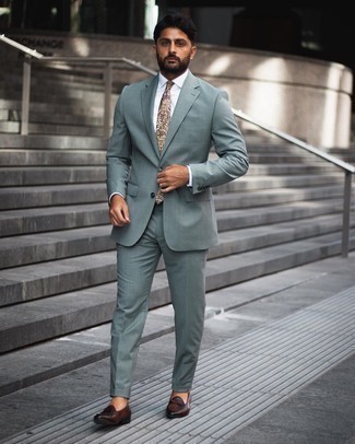 Mintgrünen Anzug kombinieren – 38 Herren Outfits: Paaren Sie einen mintgrünen Anzug mit einem weißen Businesshemd für eine klassischen und verfeinerte Silhouette. Wenn Sie nicht durch und durch formal auftreten möchten, wählen Sie dunkelbraunen Leder Slipper.