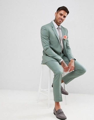 Graue Wildleder Slipper kombinieren – 126 Herren Outfits warm Wetter: Kombinieren Sie einen mintgrünen Anzug mit einem weißen Businesshemd für eine klassischen und verfeinerte Silhouette. Fühlen Sie sich ideenreich? Ergänzen Sie Ihr Outfit mit grauen Wildleder Slippern.