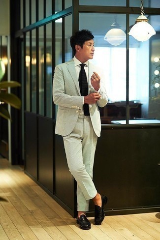 Welche Anzüge mit schwarzer und weißer Slipper zu tragen – 1007+ Herren Outfits: Kombinieren Sie einen Anzug mit einem weißen Businesshemd für einen stilvollen, eleganten Look. Fühlen Sie sich ideenreich? Vervollständigen Sie Ihr Outfit mit schwarzen und weißen Slippern.