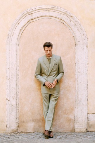 Mintgrünen Anzug kombinieren – 38 Herren Outfits: Vereinigen Sie einen mintgrünen Anzug mit einem olivgrünen Pullover mit einem Rundhalsausschnitt für einen stilvollen, eleganten Look. Braune Leder Oxford Schuhe putzen umgehend selbst den bequemsten Look heraus.