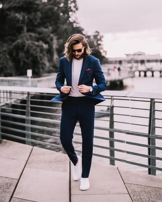 30 Jährige: Dunkelrotes Einstecktuch kombinieren – 235 Smart-Casual Herren Outfits: Entscheiden Sie sich für einen dunkelblauen Anzug und ein dunkelrotes Einstecktuch, um einen lockeren, aber dennoch stylischen Look zu erhalten. Weiße Segeltuch niedrige Sneakers sind eine großartige Wahl, um dieses Outfit zu vervollständigen.