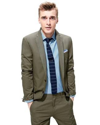Dunkelgrünen Anzug kombinieren – 267 Sommer Herren Outfits: Erwägen Sie das Tragen von einem dunkelgrünen Anzug und einem hellblauen gepunkteten Businesshemd für eine klassischen und verfeinerte Silhouette. Dieses Outfit ist ideal für den Sommer geeignet.