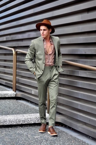 20 Jährige: Dunkelbraune Schuhe kombinieren – 420 Elegante Herren Outfits: Kombinieren Sie einen olivgrünen Anzug mit einem rosa Businesshemd, um vor Klasse und Perfektion zu strotzen. Braune Leder Brogues verleihen einem klassischen Look eine neue Dimension.