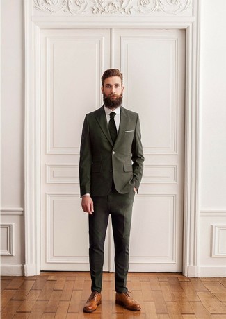 Olivgrüne Krawatte kombinieren – 500+ Elegante Herren Outfits: Erwägen Sie das Tragen von einem olivgrünen Anzug und einer olivgrünen Krawatte für eine klassischen und verfeinerte Silhouette. Suchen Sie nach leichtem Schuhwerk? Komplettieren Sie Ihr Outfit mit braunen Leder Brogues für den Tag.