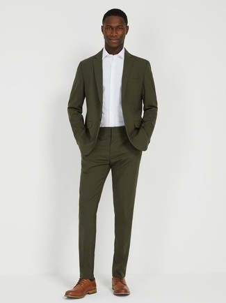 30 Jährige: Braune Derby Schuhe kombinieren – 378 Elegante Herren Outfits warm Wetter: Kombinieren Sie einen olivgrünen Anzug mit einem weißen Businesshemd, um vor Klasse und Perfektion zu strotzen. Fühlen Sie sich mutig? Wählen Sie braunen Derby Schuhe.