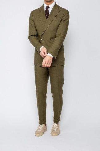 Olivgrünen Leinen Anzug kombinieren – 2 Herren Outfits: Vereinigen Sie einen olivgrünen Leinen Anzug mit einem weißen Businesshemd für eine klassischen und verfeinerte Silhouette. Fühlen Sie sich mutig? Vervollständigen Sie Ihr Outfit mit hellbeige Wildleder niedrigen Sneakers.
