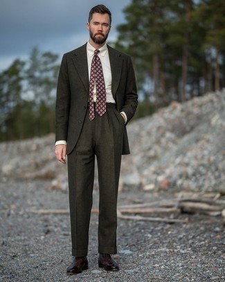 Dunkelgrünen Wollanzug kombinieren – 21 Herren Outfits: Vereinigen Sie einen dunkelgrünen Wollanzug mit einem weißen Businesshemd für eine klassischen und verfeinerte Silhouette. Dieses Outfit passt hervorragend zusammen mit dunkelbraunen Leder Oxford Schuhen.
