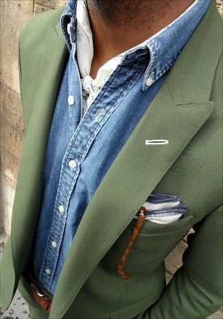 Blaues Jeanshemd kombinieren – 60 Frühling Herren Outfits: Kombinieren Sie ein blaues Jeanshemd mit einem olivgrünen Anzug für eine klassischen und verfeinerte Silhouette. Dieses Outfit ist perfekt für die Übergangszeit.