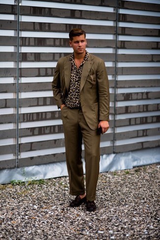 Beige Kurzarmhemd mit Leopardenmuster kombinieren – 10 Herren Outfits: Tragen Sie ein beige Kurzarmhemd mit Leopardenmuster und einen olivgrünen Anzug für einen für die Arbeit geeigneten Look. Fühlen Sie sich ideenreich? Entscheiden Sie sich für dunkelbraunen Leder Slipper mit Quasten.