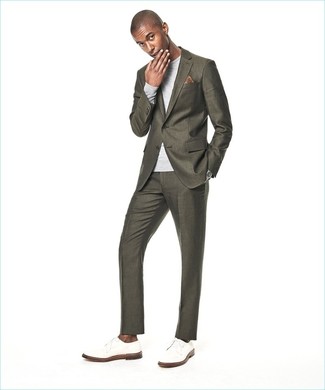 30 Jährige: Dunkelgrünen Anzug kombinieren – 275 Herren Outfits: Etwas Einfaches wie die Wahl von einem dunkelgrünen Anzug und einem grauen Pullover mit einem Rundhalsausschnitt kann Sie von der Menge abheben. Weiße Leder Derby Schuhe sind eine perfekte Wahl, um dieses Outfit zu vervollständigen.