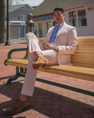 20 Jährige: Hellblaue Krawatte kombinieren – 11 Elegante Herren Outfits warm Wetter: Entscheiden Sie sich für einen klassischen Stil in einem rosa Anzug und einer hellblauen Krawatte. Fühlen Sie sich mutig? Komplettieren Sie Ihr Outfit mit braunen Wildleder Oxford Schuhen.