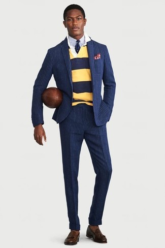 Senf Polo Pullover kombinieren – 15 Herren Outfits: Kombinieren Sie einen senf Polo Pullover mit einem dunkelblauen vertikal gestreiften Anzug für einen stilvollen, eleganten Look. Dunkelbraune Leder Slipper mit Quasten sind eine gute Wahl, um dieses Outfit zu vervollständigen.