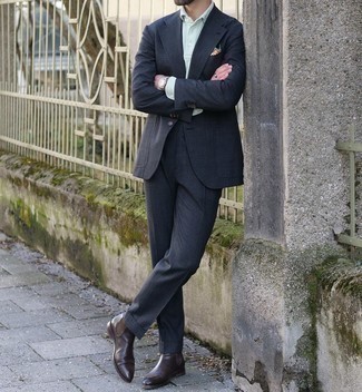 Mintgrünen Polo Pullover kombinieren – 12 Herren Outfits: Entscheiden Sie sich für einen mintgrünen Polo Pullover und einen dunkelgrauen Anzug für eine klassischen und verfeinerte Silhouette. Dunkelbraune Chelsea Boots aus Leder verleihen einem klassischen Look eine neue Dimension.