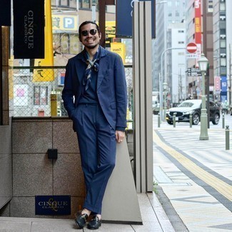 Slipper kombinieren – 500+ Herren Outfits: Kombinieren Sie einen dunkelblauen Anzug mit einem dunkelblauen Polo Pullover für einen stilvollen, eleganten Look. Fühlen Sie sich ideenreich? Ergänzen Sie Ihr Outfit mit Slippern.