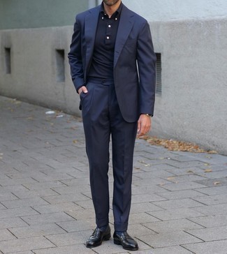 Welche Anzüge mit schwarzer Slipper zu tragen – 198 Herbst Herren Outfits: Tragen Sie einen Anzug und einen dunkelblauen Polo Pullover für eine klassischen und verfeinerte Silhouette. Warum kombinieren Sie Ihr Outfit für einen legereren Auftritt nicht mal mit schwarzen Slippern? So einfach kann ein trendiges Herbst-Outfit sein.