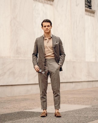 Pullover kombinieren – 500+ Elegante Herren Outfits warm Wetter: Kombinieren Sie einen Pullover mit einem braunen Anzug für eine klassischen und verfeinerte Silhouette. Komplettieren Sie Ihr Outfit mit braunen Wildleder Slippern, um Ihr Modebewusstsein zu zeigen.