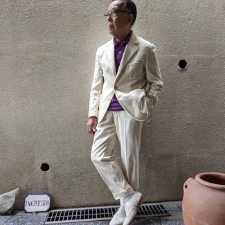 60 Jährige: Violettes Polohemd kombinieren – 3 Smart-Casual Herren Outfits: Kombinieren Sie ein violettes Polohemd mit einem hellbeige Anzug, um einen eleganten, aber nicht zu festlichen Look zu kreieren. Vervollständigen Sie Ihr Look mit hellbeige Wildleder Brogues.