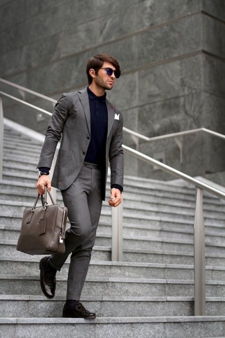 Dunkelblaues Polohemd kombinieren – 500+ Herren Outfits: Erwägen Sie das Tragen von einem dunkelblauen Polohemd und einem grauen Anzug für einen für die Arbeit geeigneten Look. Fühlen Sie sich ideenreich? Ergänzen Sie Ihr Outfit mit dunkelbraunen Leder Mokassins.
