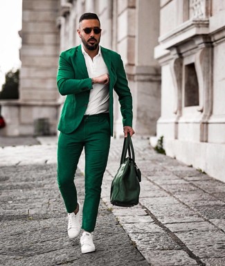 30 Jährige: Mintgrünen Anzug kombinieren – 28 Herren Outfits: Kombinieren Sie einen mintgrünen Anzug mit einem weißen Polohemd, wenn Sie einen gepflegten und stylischen Look wollen. Weiße Leder niedrige Sneakers leihen Originalität zu einem klassischen Look.
